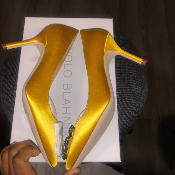 Manolo Blahnik 90mm Hangisi Pumps in yellow - Picture 3 of 16